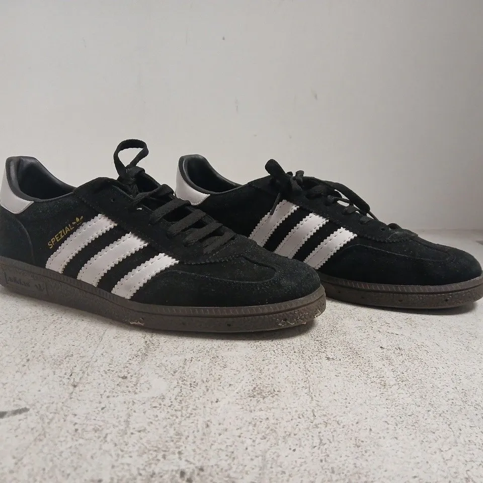 PAIR OF ADIDAS HANDBALL SPEZIAL TRAINERS IN BLACK/WHITE SIZE 3.5