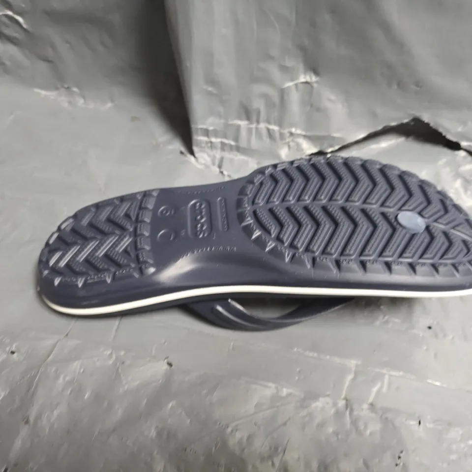 CROCS CROCBAND FLIP IN NAVY - UK M4/W5