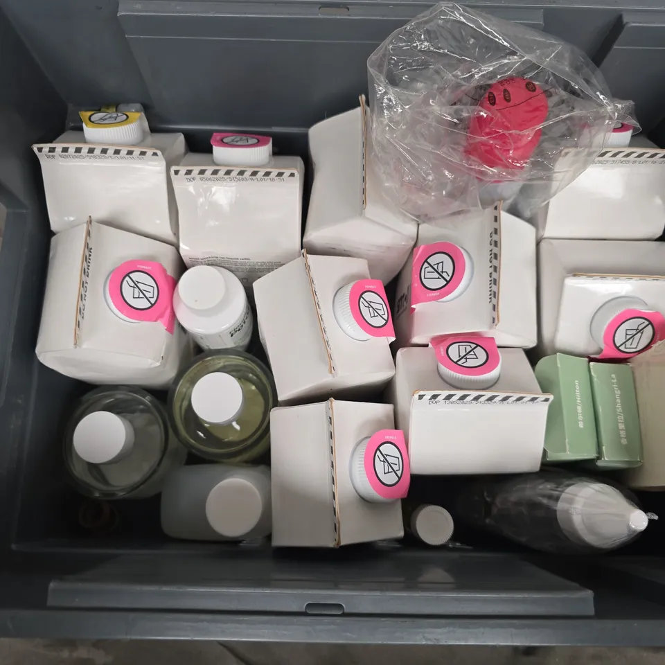 APPROXIMATELY 14 ASSORTED LIQUIDS TO INCLUDE SMOL FABRIC CONDITONER, HEADLIGHT RESTORATION POLISH, YAS CLEAN RUB & DONE, ETC - COLLECTION ONLY