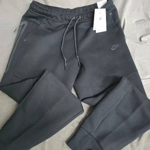 NIKE MENS TECH PANTS IN BLACK - L