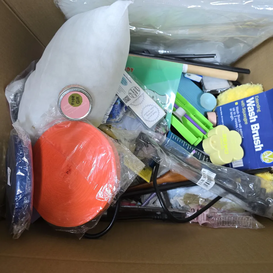 APPROXIMATELY 20 ASSORTED ITEMS TO INCLUDE PILLOWS, WASH BRUSH, SCREEN PROTECTOR, ETC - COLLECTION ONLY