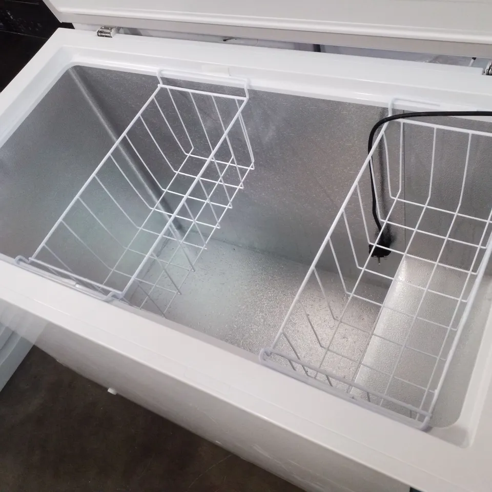 FRIDGEMASTER MCF297E 111CM CHEST FREEZER IN WHITE 297 LITRE 0.85M