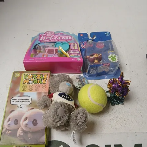 APPROXIMATELY 10 ASSORTED TOYS AND GAMES TO INCLUDE JENGA, PUZZLE MOBILE, MINI BARBIE LAND SET ETC 