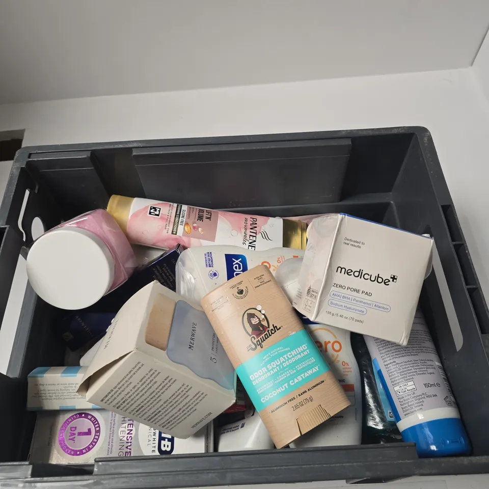 TOTE OF APPROXIMATELY 10 ASSORTED BEAUTY PRODUCTS INCLUDING SANEX SHOWER GEL, MERWAVE PROTECT GEL AND SUNDAY RAIN BODY SCRUB