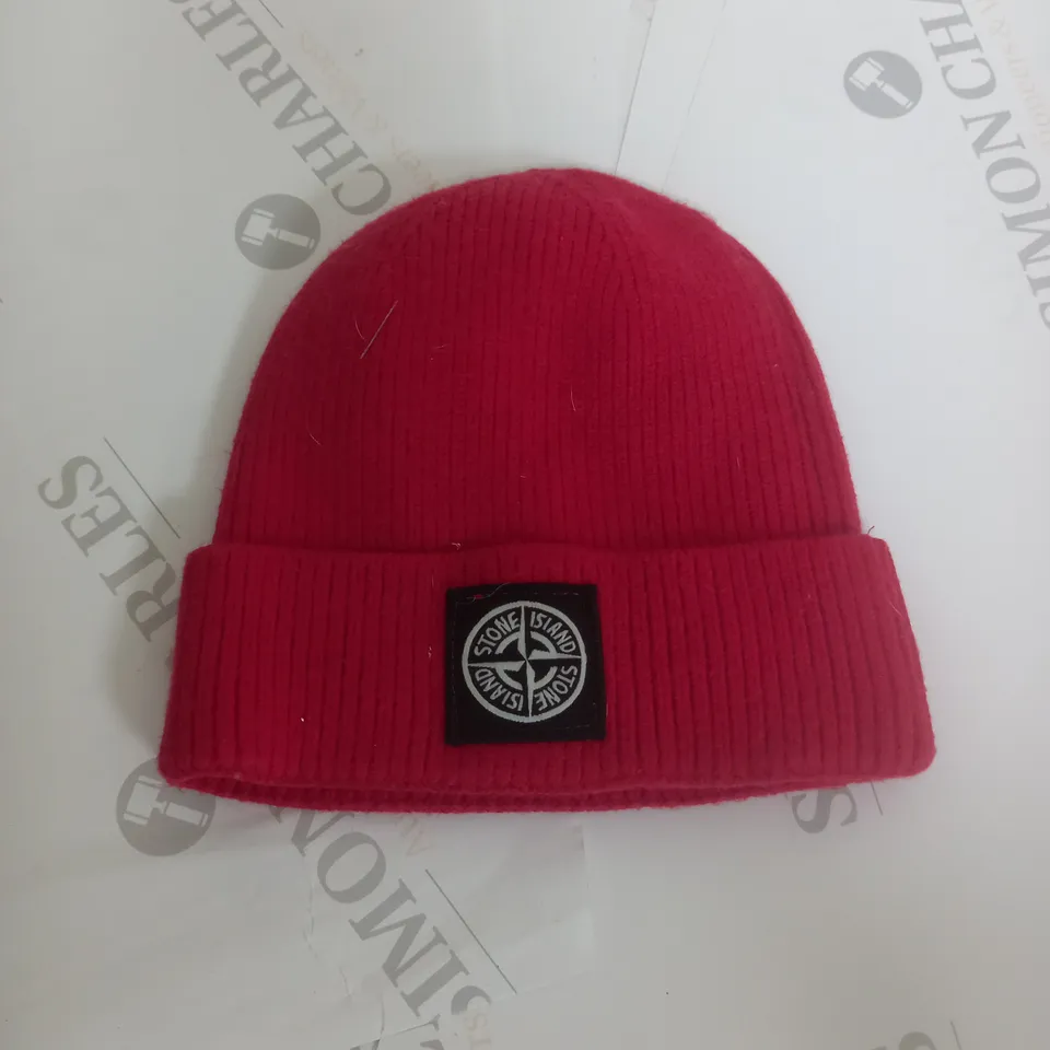 STONE ISLAND RED BEANIE 
