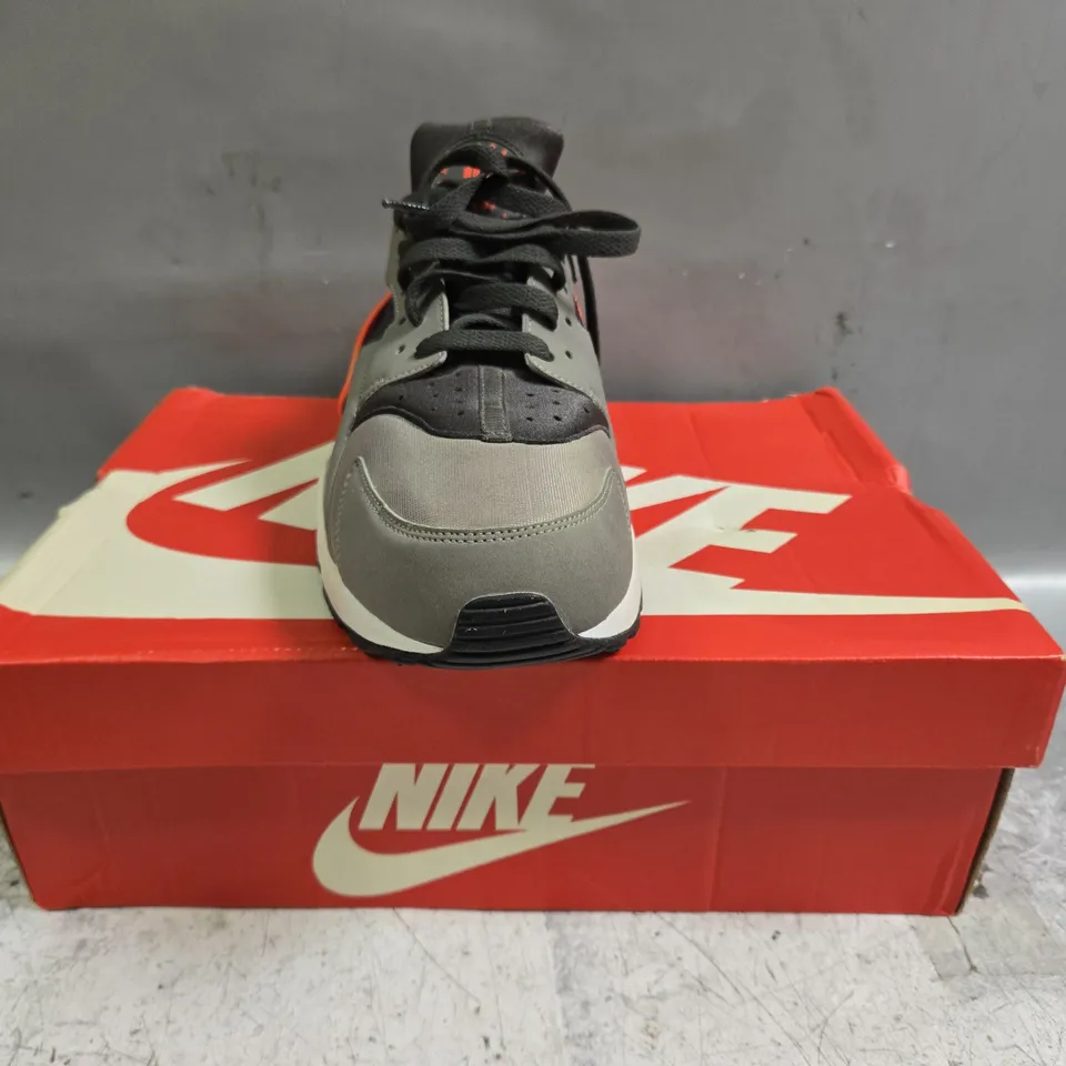 BOXED PAIR OF NIKE AIR HUARACHE SHOES IN GREY/ORANGE SIZE UK 9