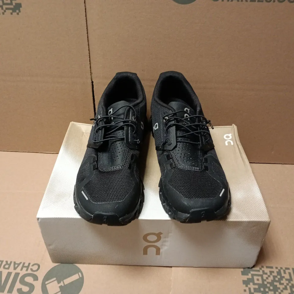 BOXED PAIR OF ON CLOUD 5 TRAINERS IN ALL BLACK - UK 6