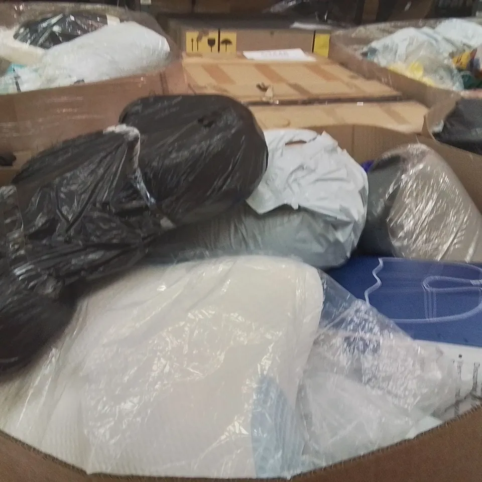 PALLET CONTAINING A LARGE QUANTITY OF PILLOWS