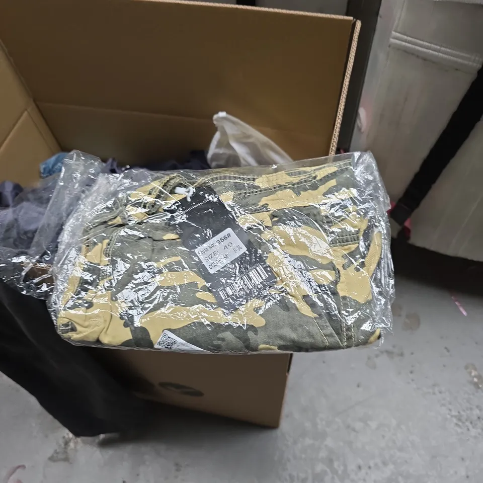 BOX OF APPROXIMATELY 25 ASSORTED CLOTHING ITEMS INCLUDING  – JEANS & TOPS, HANDMADE TAG, SIZE M 