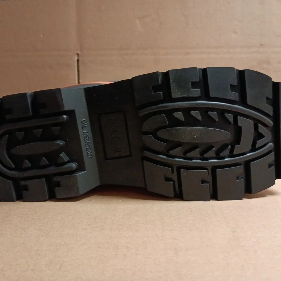 BOXED PAIR OF ROCKFALL SAFETY WELLINGTON BOOTS IN NAVY/ORANGE SIZE UK 9