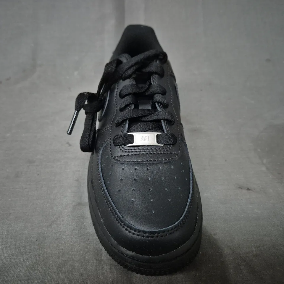 BOXED PAIR OF NIKE AIR FORCE 1 SHOES IN BLACK UK SIZE 4.5