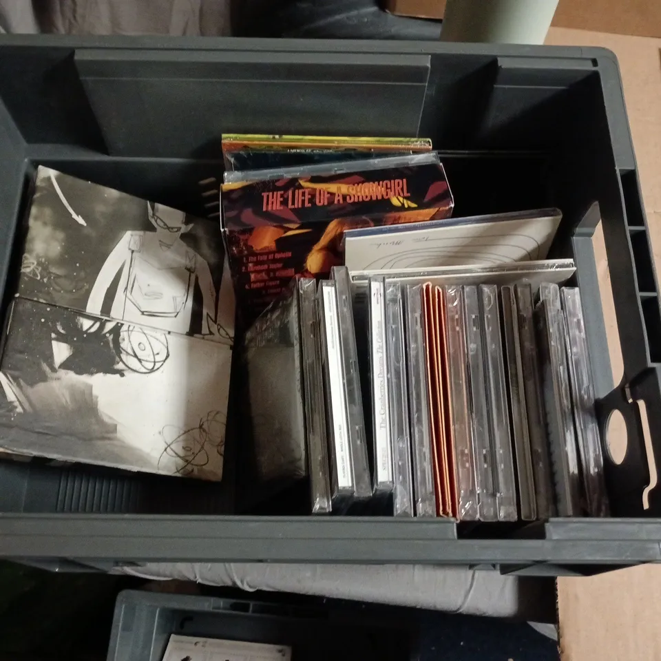 LOT OF APPROXIMATELY 30 ASSORTED CDS TO INCLUDE LEN GOODMAN, HANS ZIMMER AND SON HIGH IVE BEEN ANTHOLOGY