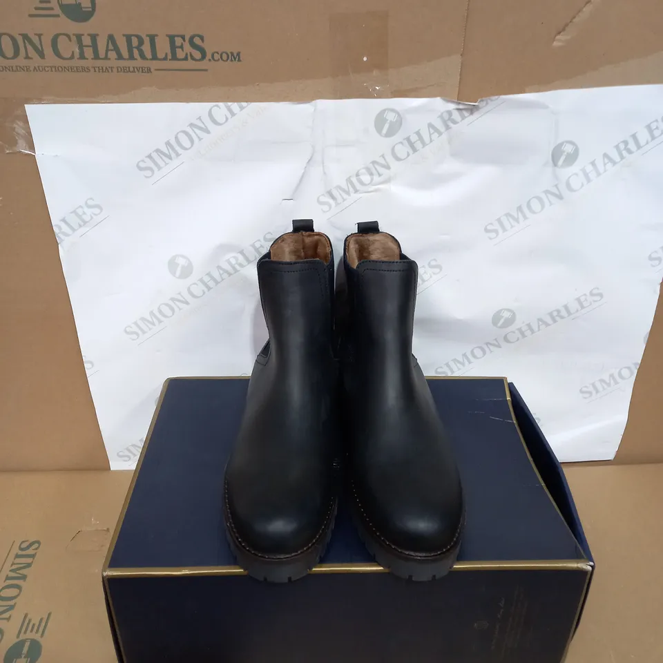 BOXED PAIR OF FAIRFAX AND FAVOR SHEEPSKIN BOUDICA BOOTS SIZE 5 