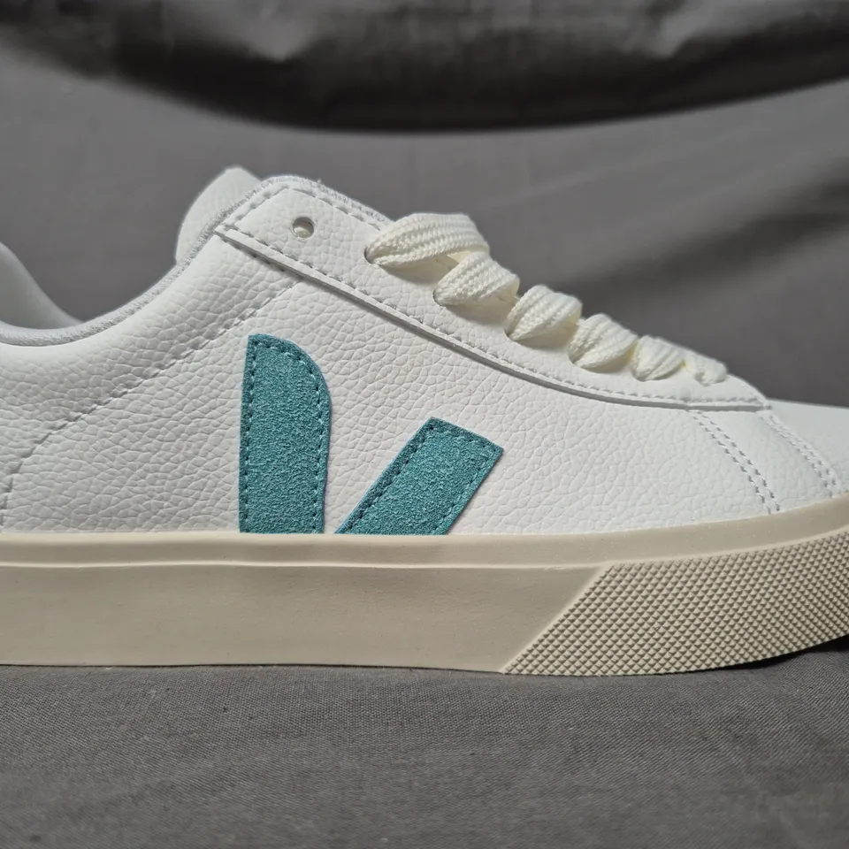 BOXED PAIR OF VEJA SHOES IN WHITE/GREEN UK SIZE 5