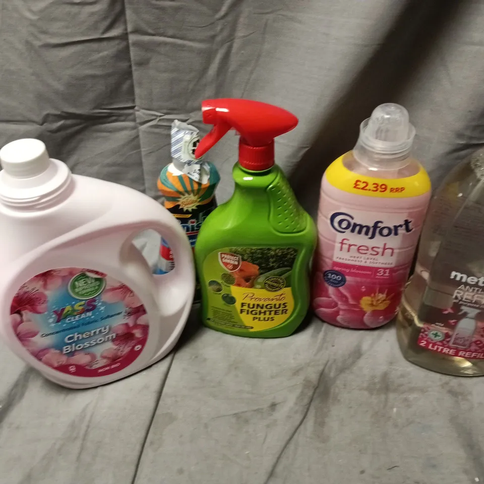 APPROXIMATELY 9 ASSORTED HOUSEHOLD LIQUID PRODUCTS TO INCLUDE yass clean cherry blossom, comfort fresh, method anti-bac refill, etc - collection only