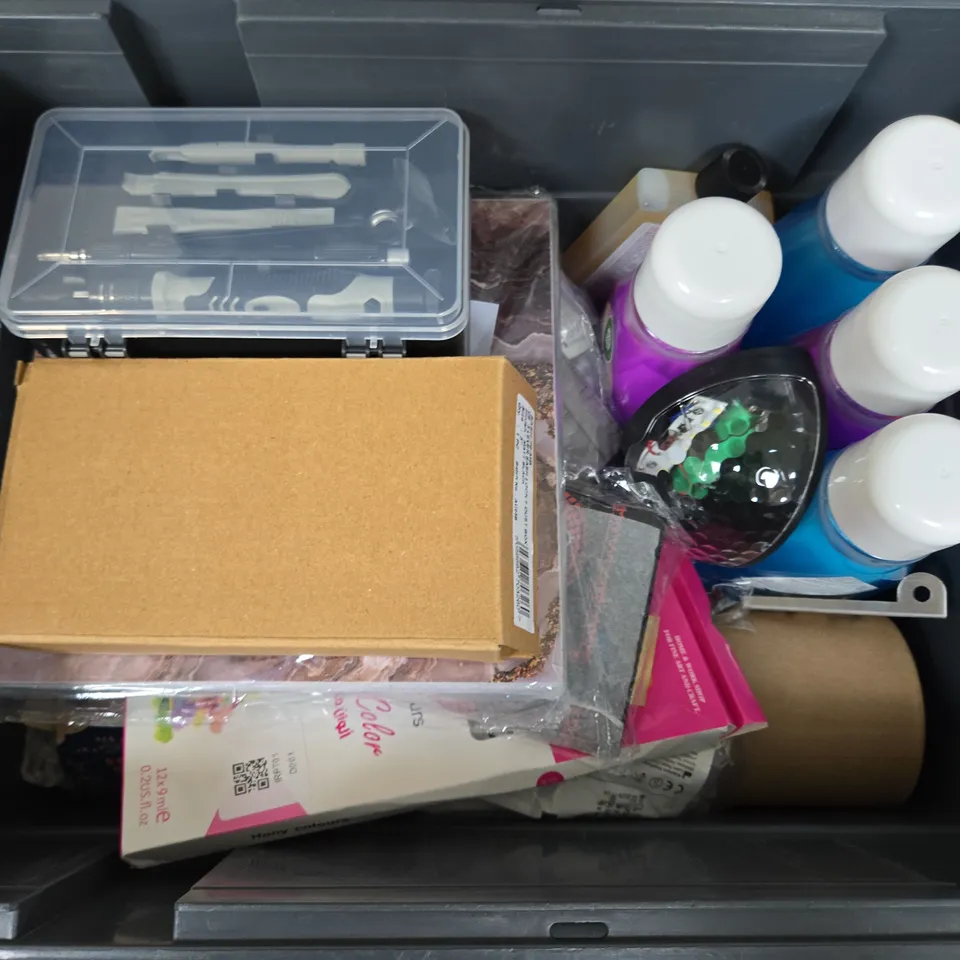 APPROXIMATELY 15 ASSORTED HOUSEHOLD ITEMS TO INCLUDE SOLAR LIGHT, SHOULDER BRACE, AIR FRESHENER, ETC - COLLECTION ONLY