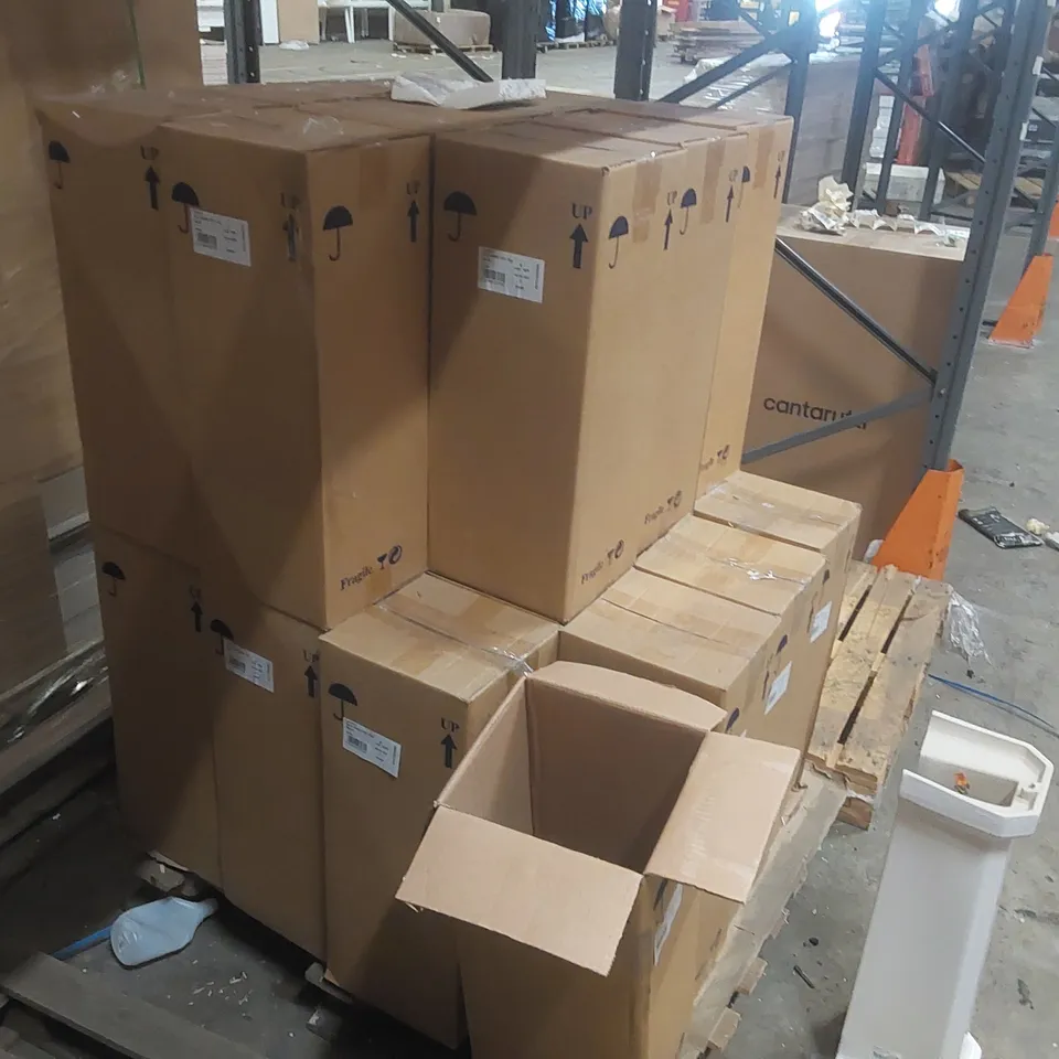 PALLET CONTAINING A LARGE QUANTITY OF LECICO HAMILTON PEDESTALS