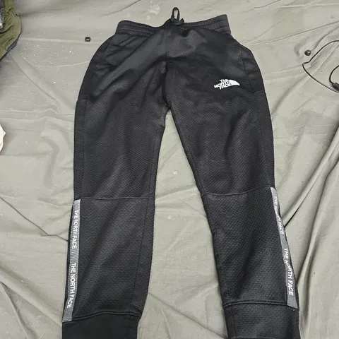THE NORTH FACE BLACK ATHLETIC PANTS – LOGO PATCH