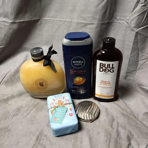 APPROXIMATELY 20 ASSORTED COSMETIC ITEMS TO INCLUDE NIVEA MEN, BULLDOG SHOWER GEL, ROYAL JELLY BATH CREME, SOAP, COMPACT MIRROR ETC