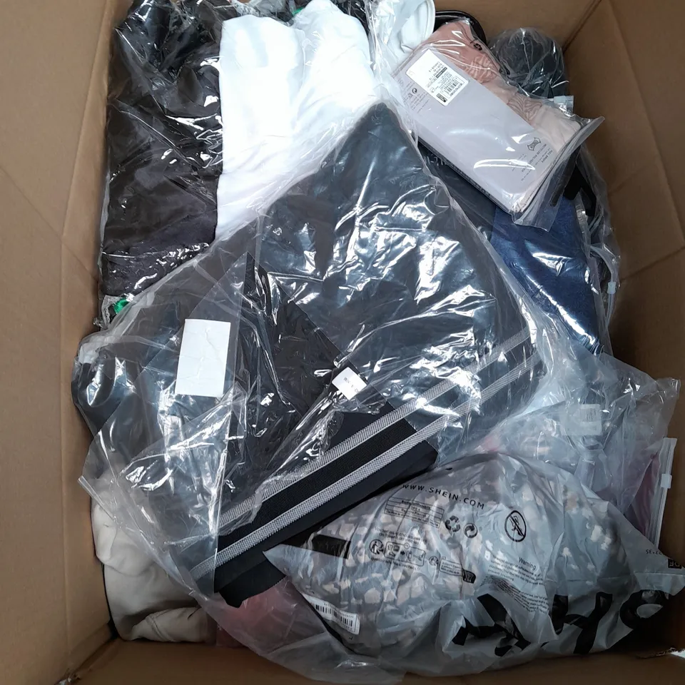 BOX OF APPROXIMATELY 25 ASSORTED CLOTHING ITEMS TO INCLUDE - T-SHIRT , JUMPER , TROUSERS ETC