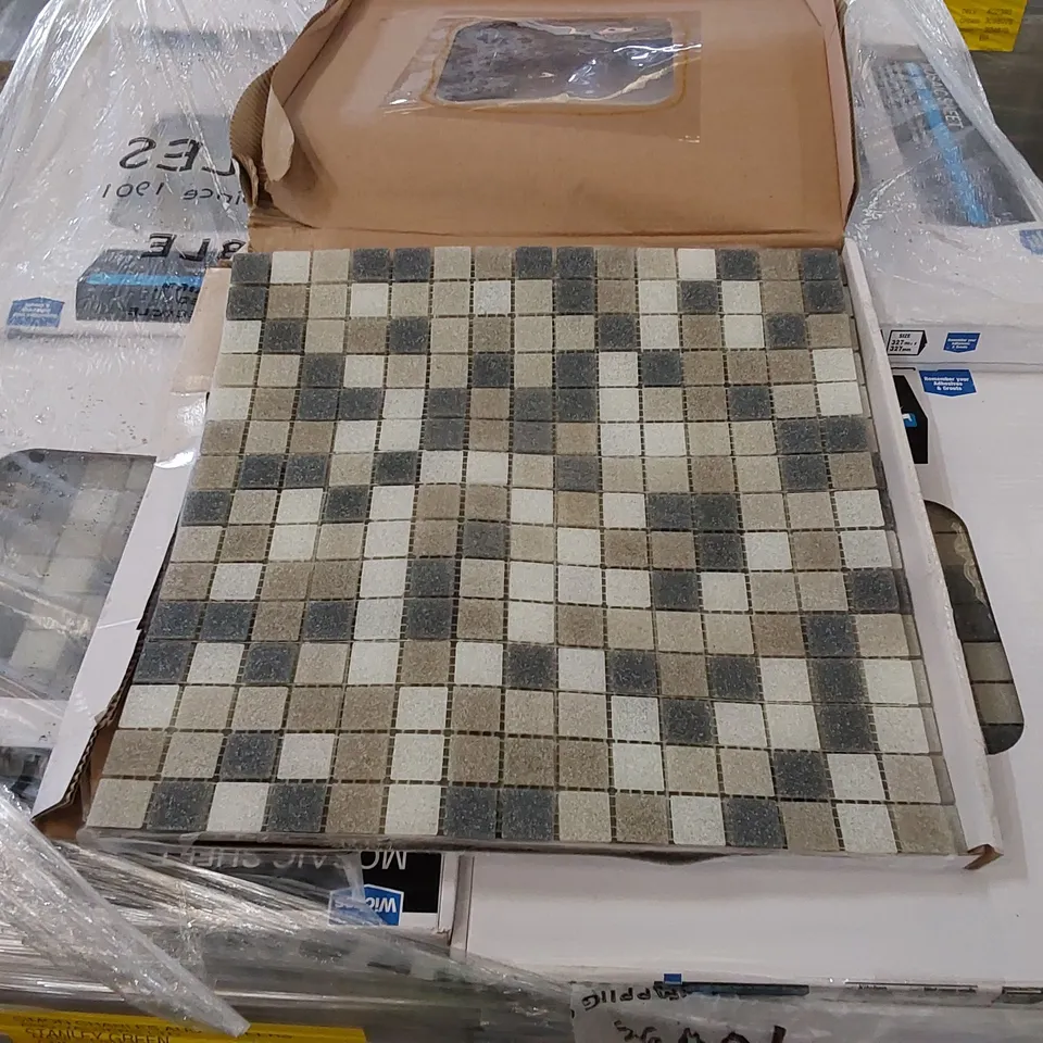 PALLET TO CONTAIN APPROX 204 X PACKS OF WICKES WALL TILES - 5 SHEETS/TILES PER PACK // SHEET SIZE: 327 X 327mm