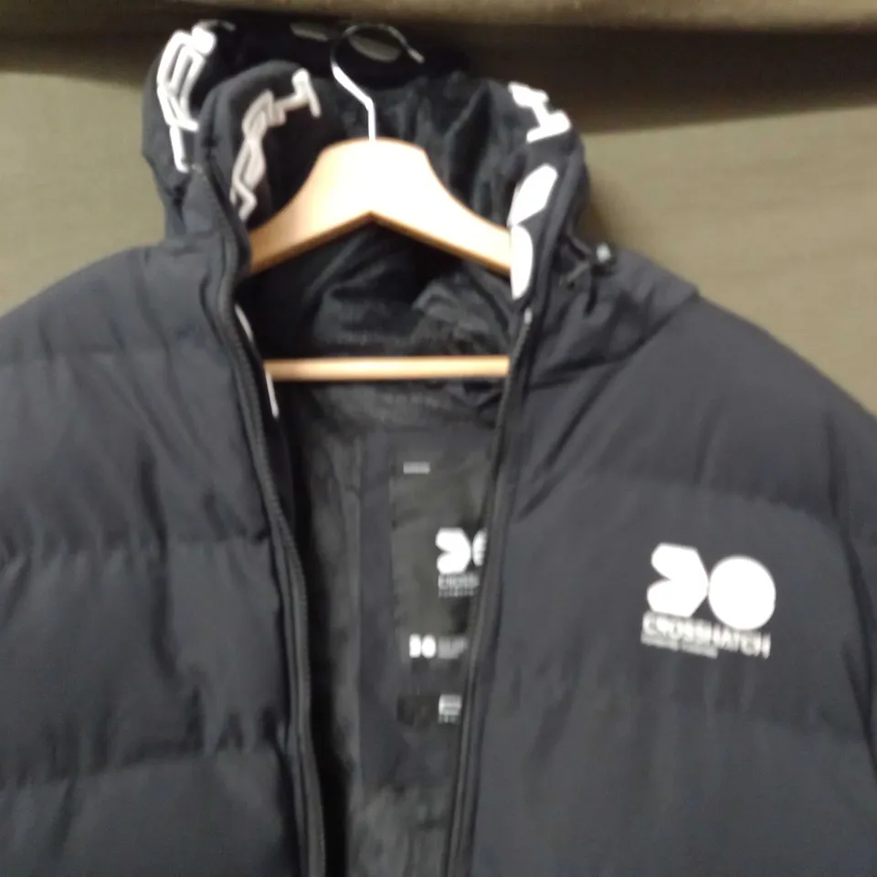 CROSSHATCH PUFFER ZIP UP COAT IN BLACK - MEDIUM