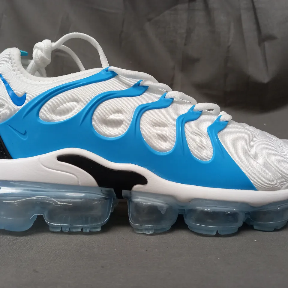 PAIR OF NIKE AIR MAX SHOES IN WHITE/BLUE/BLACK UK SIZE 7