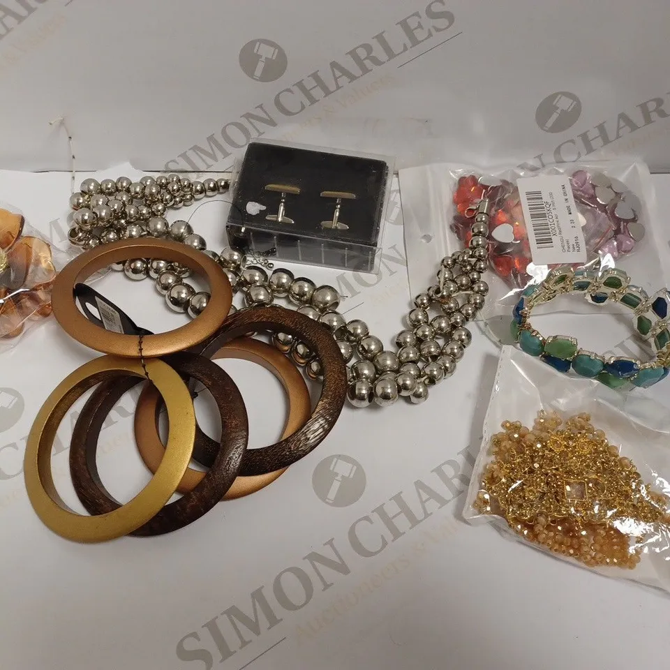 BOX OF APPROX 10 COSTUME JEWELLERY ITEMS INCLUDING BRACELETS, EARRINGS AND NECKLACES