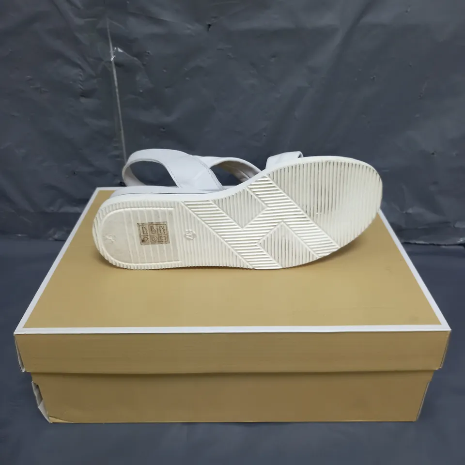 MODA IN PELLE LEATHER SANDALS WHITE SIZE 4