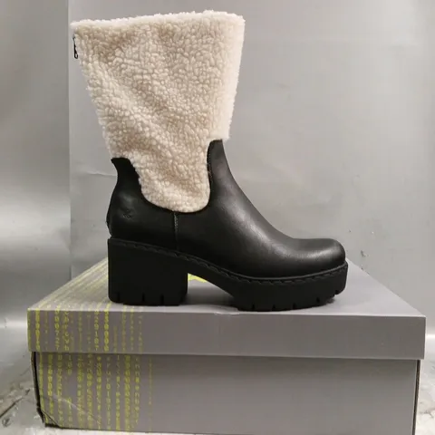 BOXED PAIR OF KOI TEXEL SHEARLING SWITCH BOOTS IN BLACK SIZE UK 9