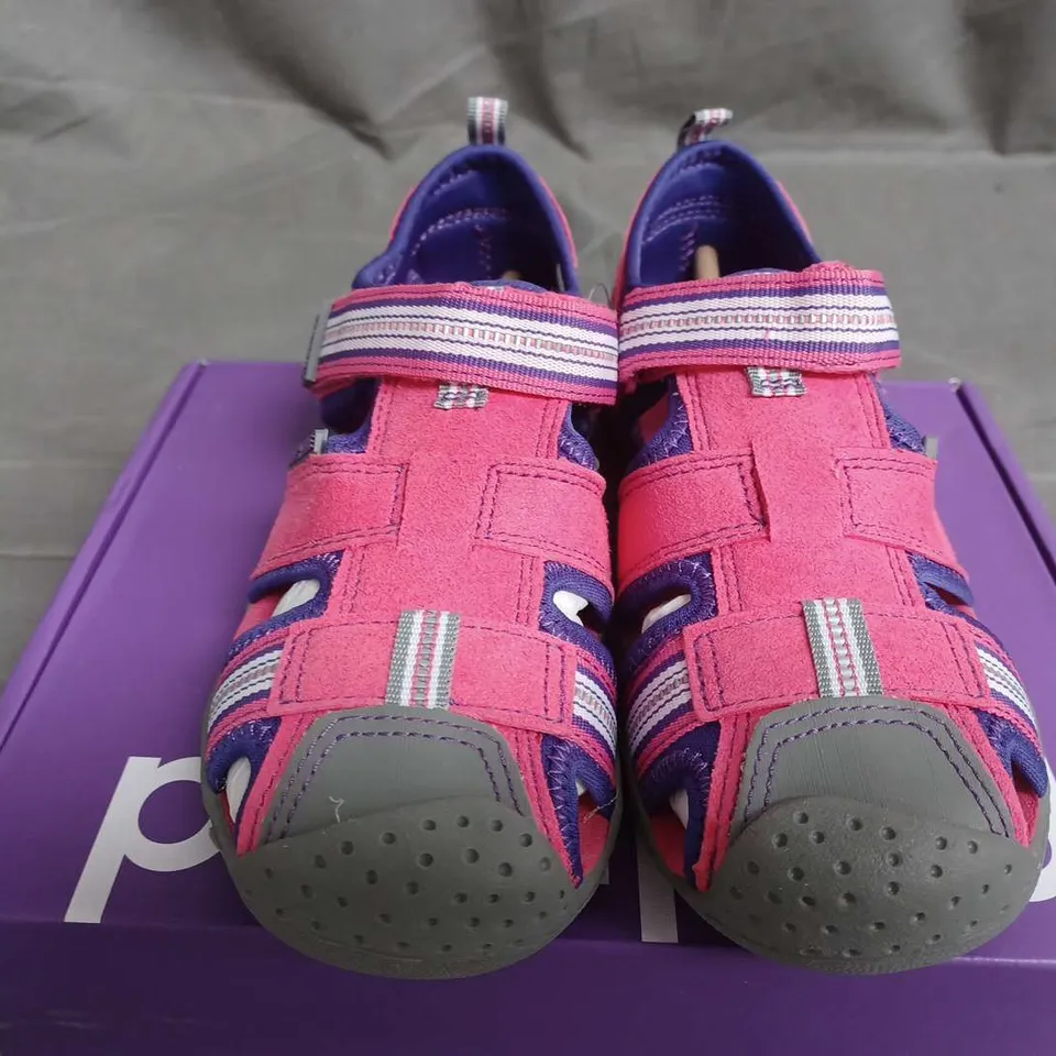 BOXED PAIR OF PEDIPED KIDS SAHARA BARE FEET TRAINERS IN FUSCHIA/LAVENDER - 30 EU