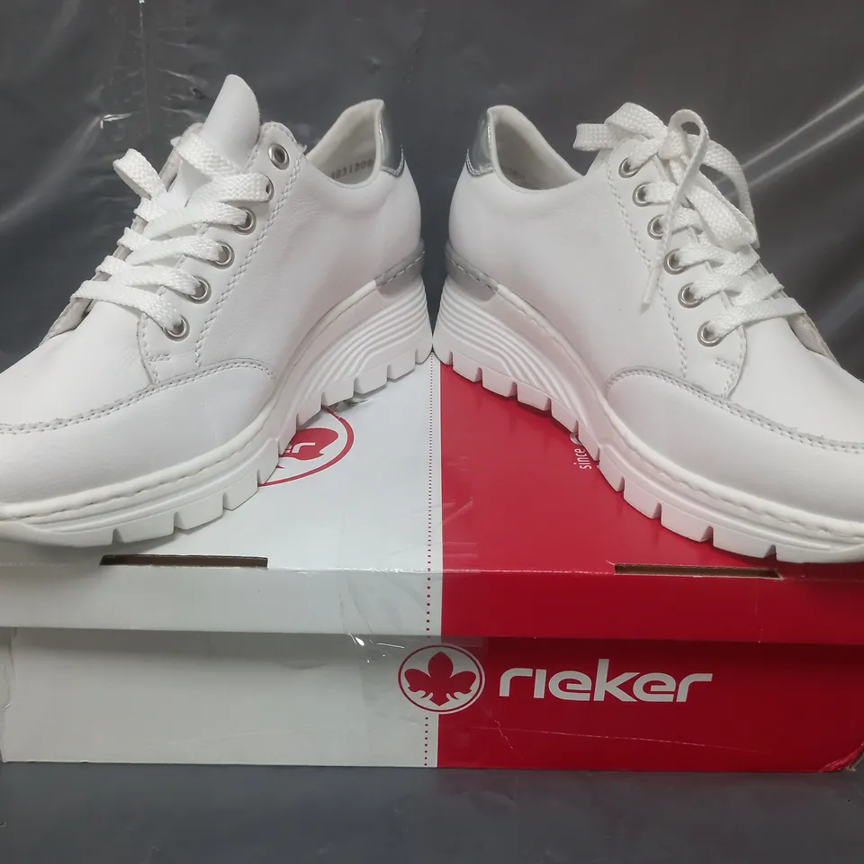 BOXED PAIR OF RIEKER TRAINERS IN WHITE LEATHER SIZE 7.5