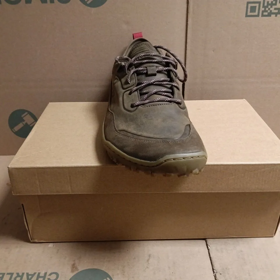 BOXED PAIR OF VIVO BAREFOOT TRACKER LEATHER AT LOW II SHOES IN BROWN SIZE UK 11