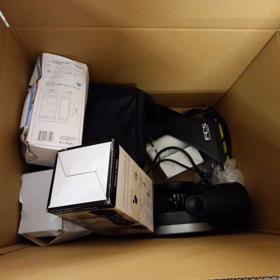 LARGE BOX OF APPROXIMATELY 10 ASSORTED HOUSEHOLD ITEMS TO INCLUDE: DUVET, WALL LIGHT, BATHROOM BRASSWARE