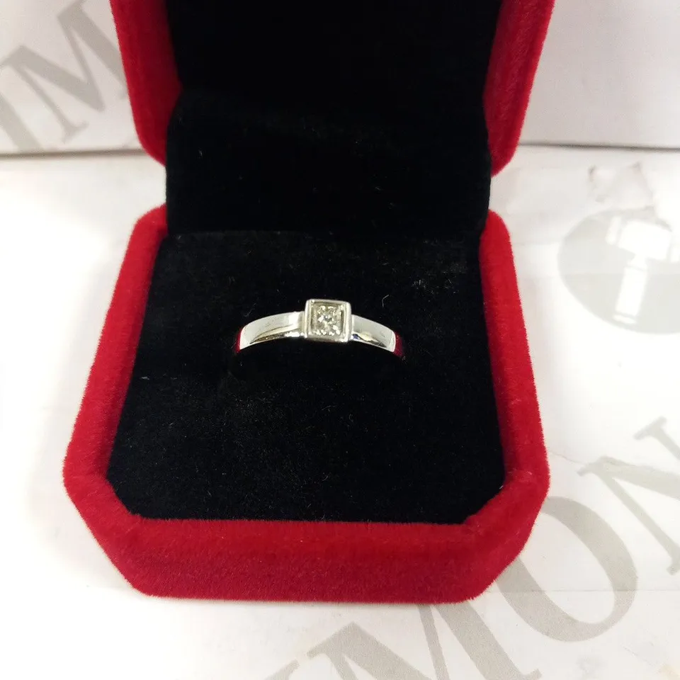 18CT WHITE GOLD SOLITAIRE RING RUB OVER SET WITH A PRINCESS CUT DIAMOND