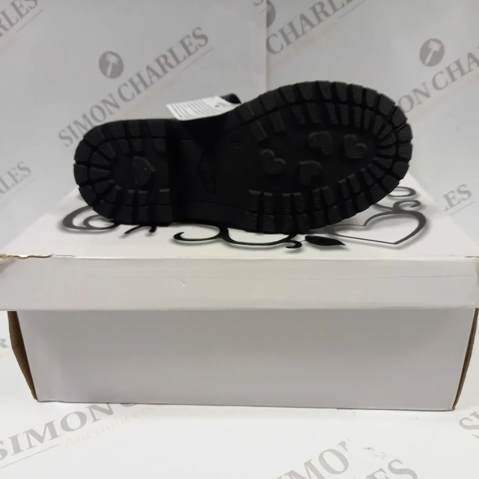 BOXED PAIR OF LELLI KELLY LKSM8661 MAISE BLUE BOW PATENT SCHOOL SHOES UK SIZE 12