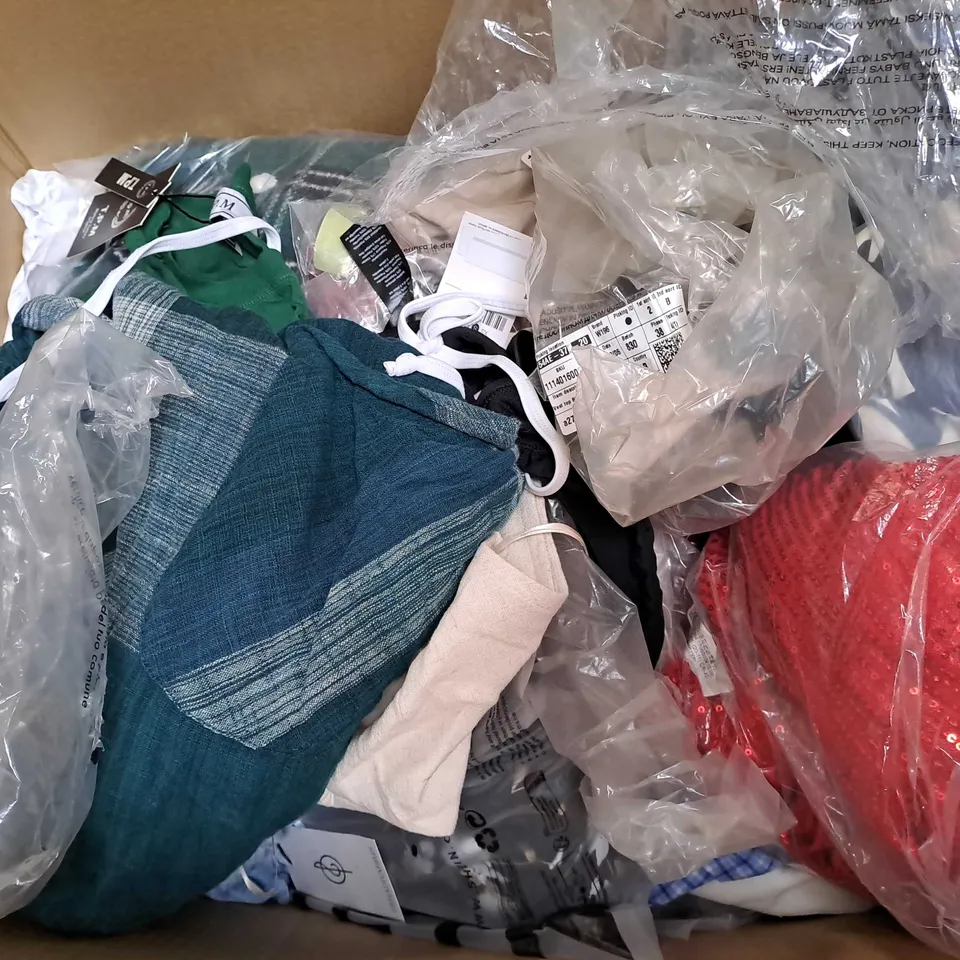 BOX OF APPROXIMATELY 25 ASSORTED CLOTHING ITEMS TO INCLUDE - SOCKS , BIKINI PANTS , DRESS ETC