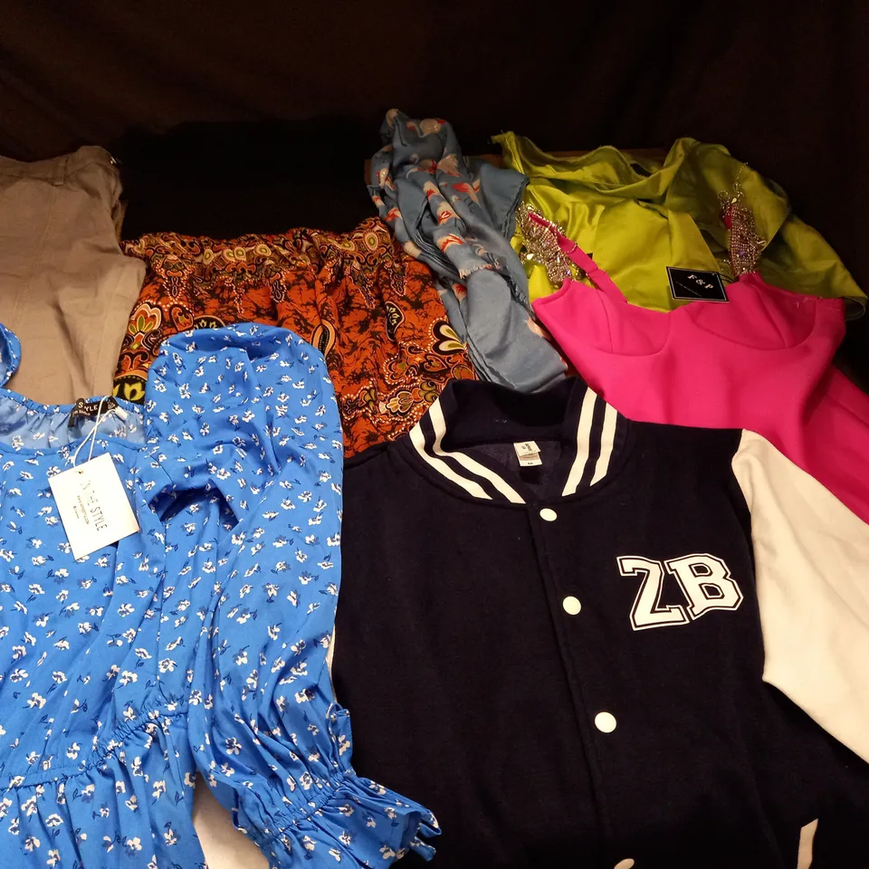 LARGE QUANTITY OF ASSORTED CLOTHING ITEMS TO INCLUDE IN THE STYLE, F&P AND BOOHOO
