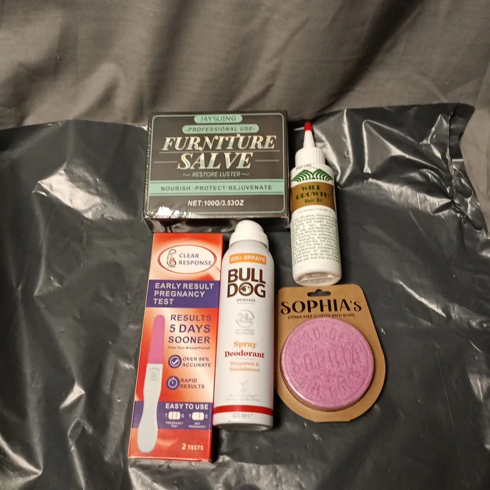APPROXIMATELY 15 HEALTH AND BEAUTY ITEMS INCLUDING EARLY RESPONSE PREGNANCY KIT, WILD GROWTH HAIR OIL, BATH BOMB, BULL DOG SPRAY DEODORANT ETC
