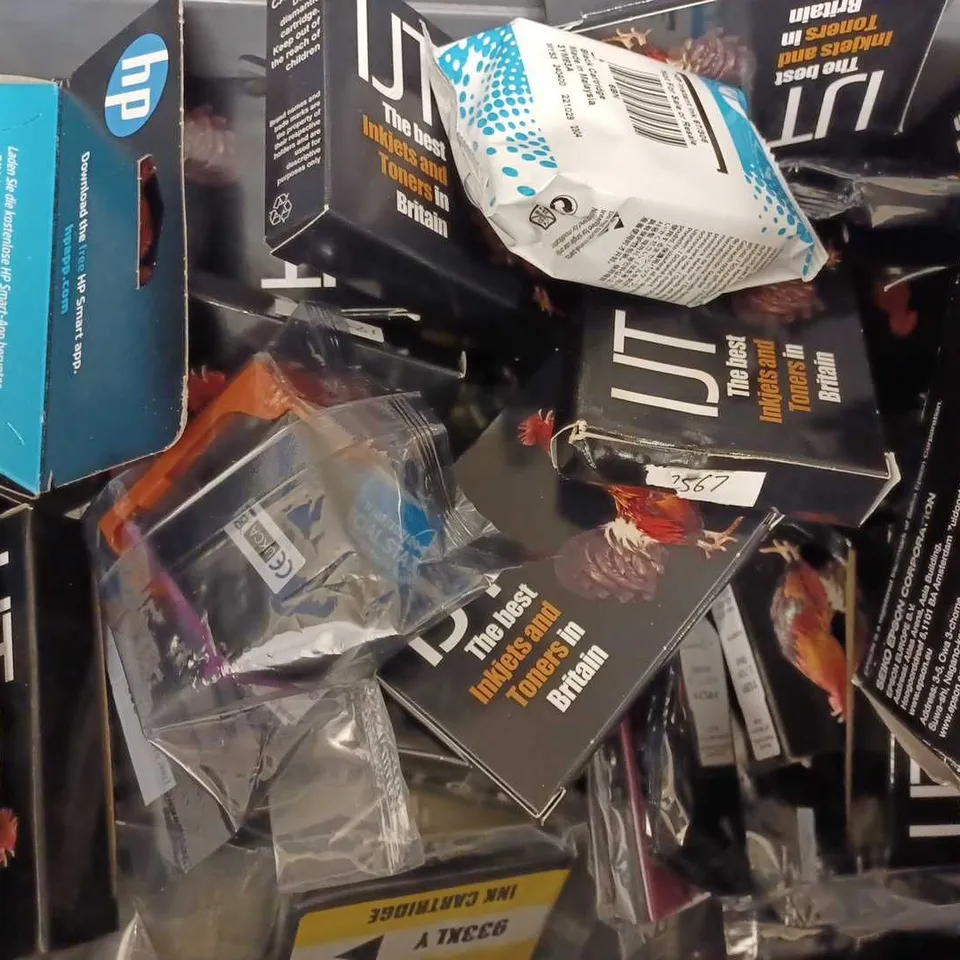 LOT OF APPROX 12 ASSORTED INK CARTRIDGES TO INCLUDE HP 302, HP 305, CANON BLACK/COLOUR PACK, ETC 