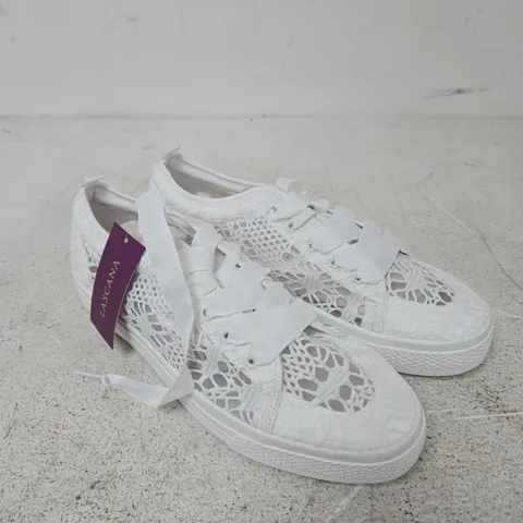 LASCANA WOMEN'S WHITE LACE SNEAKERS β UK 8