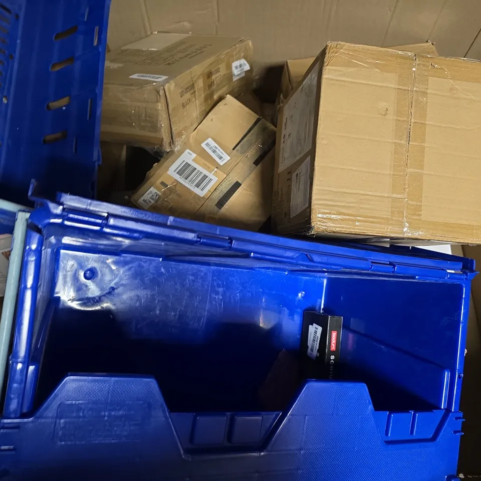PALLET OF APPROXIMATELY 12 ASSORTED BROKEN ITEMS TO INCLUDE - LAVA LAMP , KEN HOM CLEAVER , TAOCOCO 3 SEATER COVER ETC - COLLECTION ONLY 