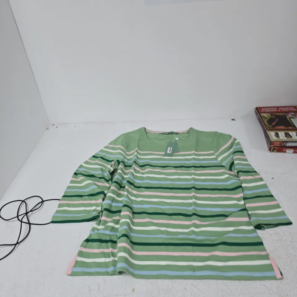 BOX OF APPROXIMATELY 20 ASSORTED CLOTHING TO INCLUDE: LA MAREY T SHIRT 