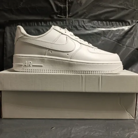 BOXED PAIR OF NIKE AIR FORCE 1 '07 TRAINERS IN WHITE SIZE UK 6