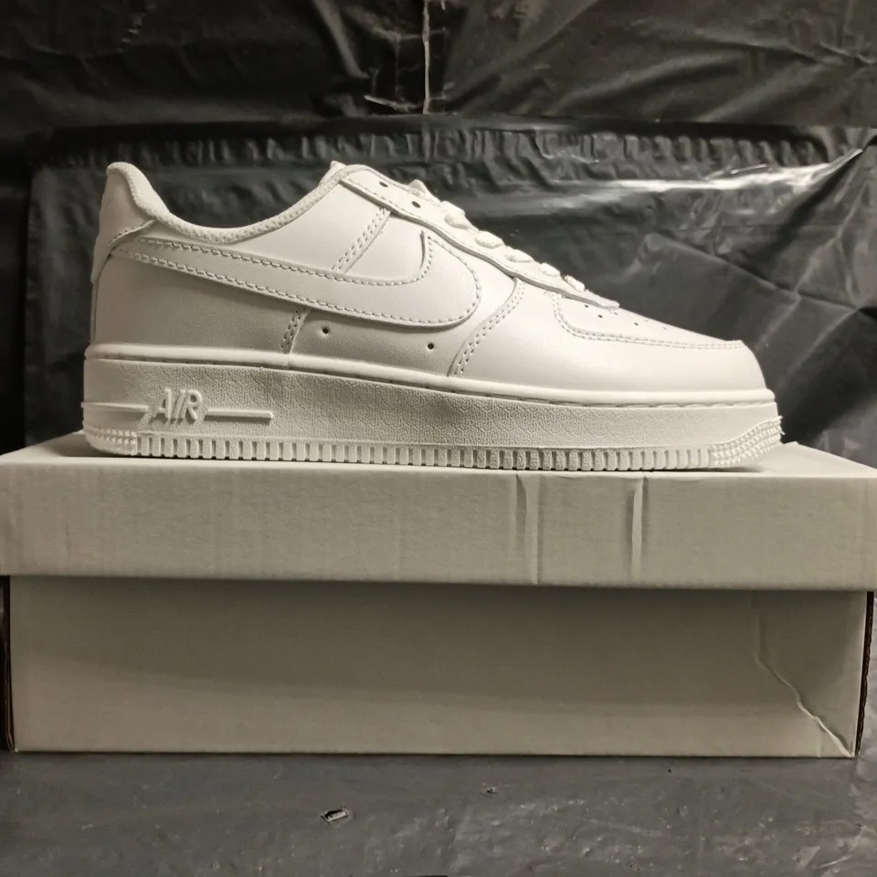 BOXED PAIR OF NIKE AIR FORCE 1 '07 TRAINERS IN WHITE SIZE UK 6
