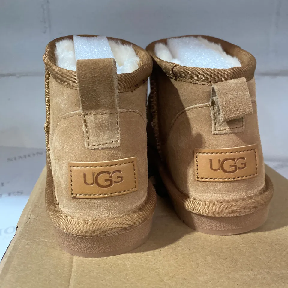 BOXED PAIR OF UGG BROWN BOOTS SIZE SIZE 3