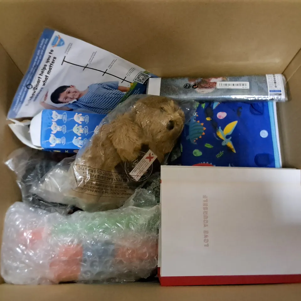 LOT OF APPROXIMATELY 20 ASSORTED TOY AND ACTIVITY ITEMS TO INCLUDE GLOWSTICKS, BEACH BED,WARMIES AND STICKERS