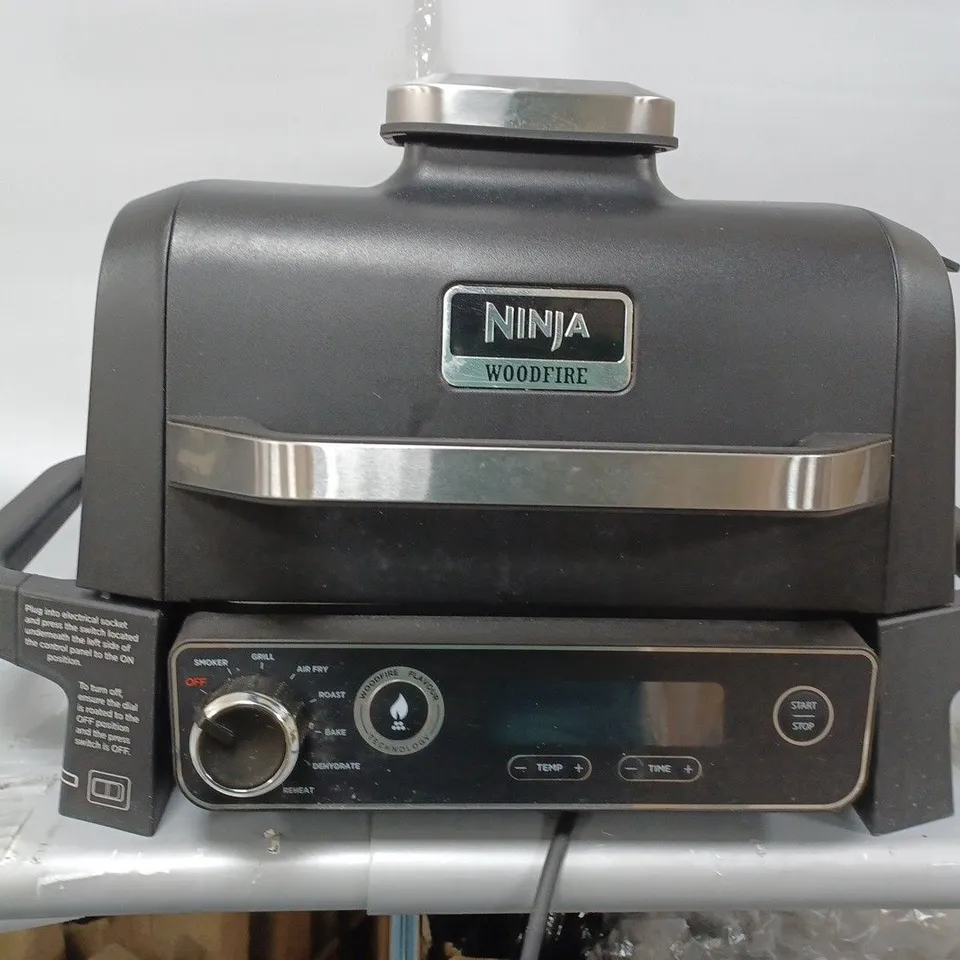 BOXED NINJA WOODFIRE ELECTRIC BBQ GRILL & SMOKER OG701UKQ