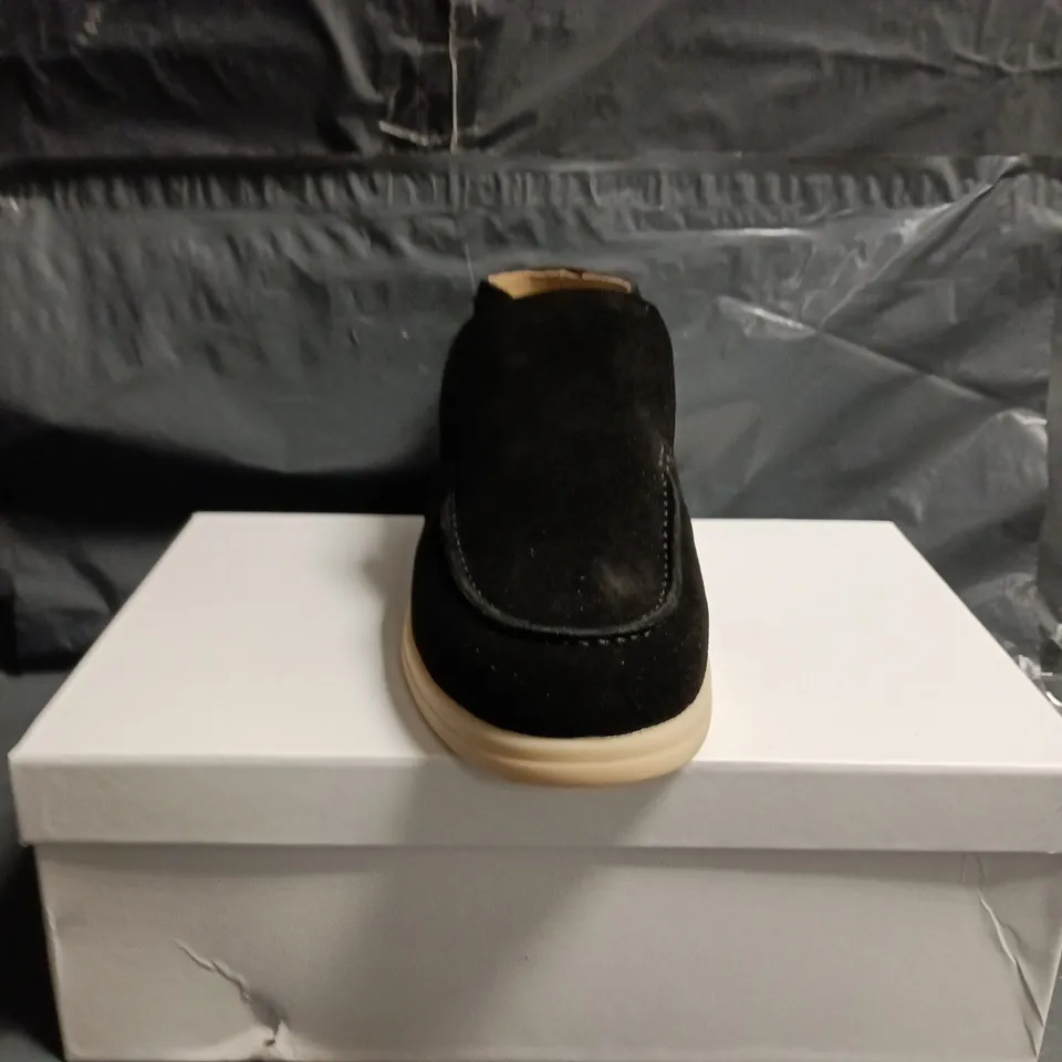 CONZURI MEN'S BLACK SUEDE LOAFERS – BEIGE SOLE SIZE 7