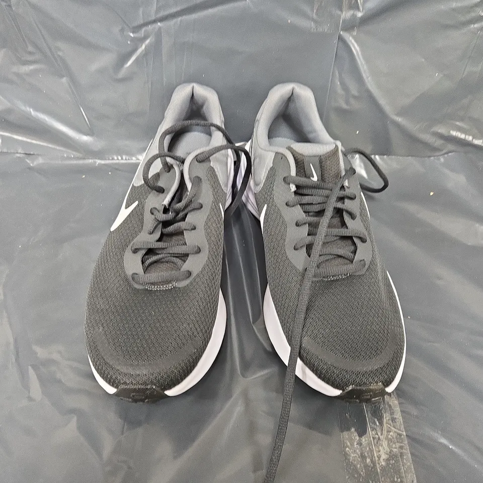UNBOXED PAIR OF NIKE MENS REVOLUTION 7 SNEAKER IN BLACK/GREY - UK 9.5
